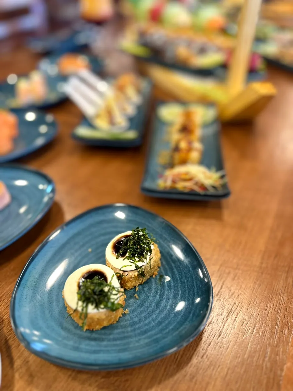 Hot roll servido em prato azul
